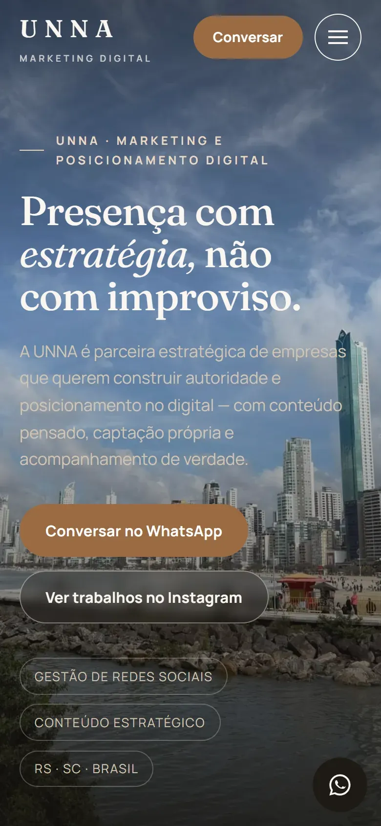 Site da UNNA Marketing aberto no celular e no computador